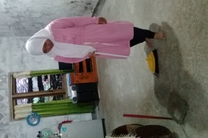 Membantu orang tua membersihkan rumah
